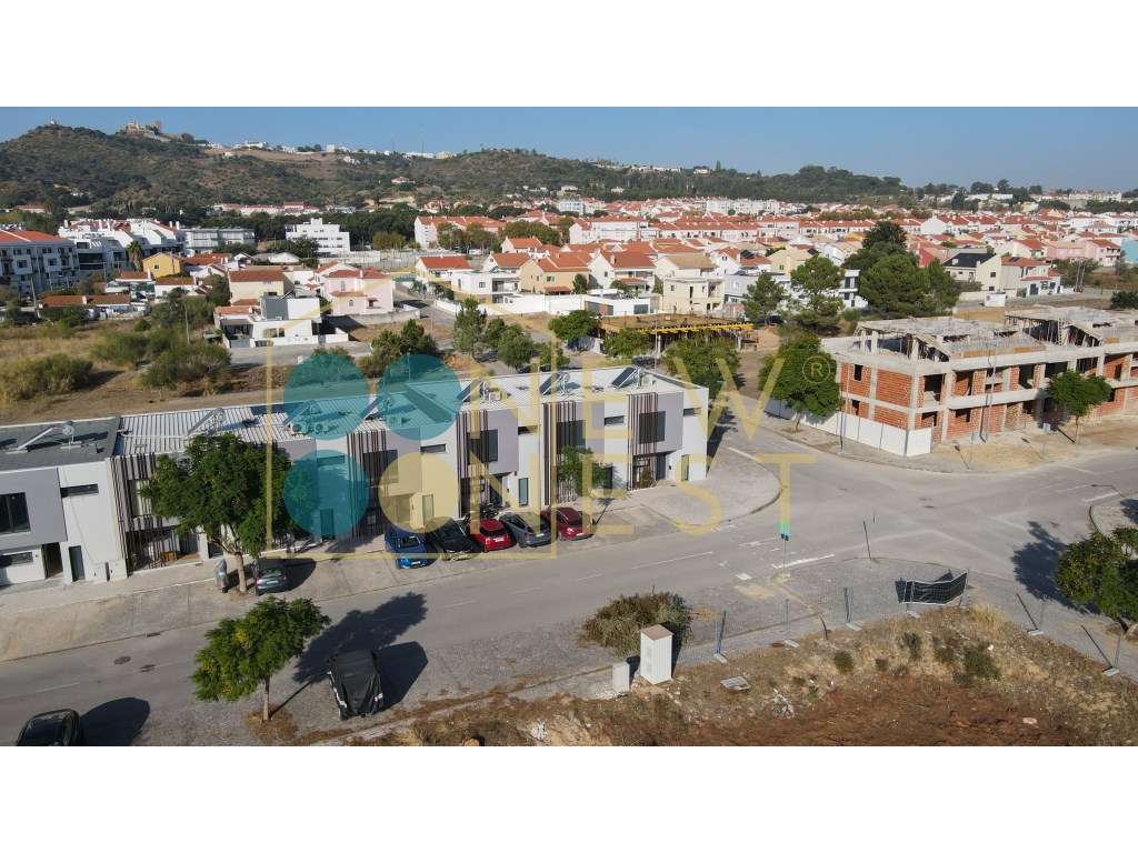 Moradia T3+1 em Banda como Nova com pátio e Vista Castelo de Palmel...-54