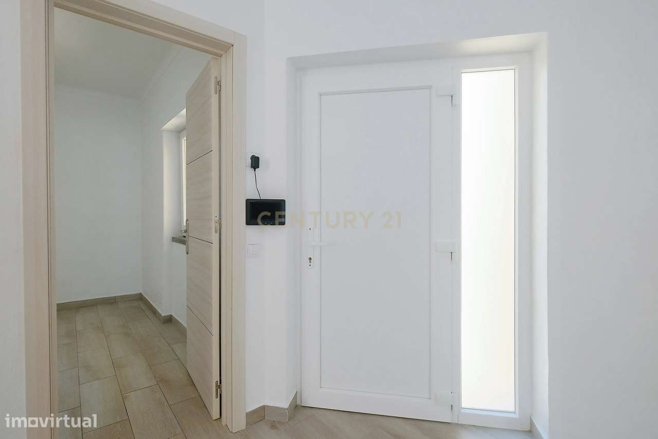 Moradia T4 Renovada no Estoril | Conforto, Espaço e Excelente Localiza-5