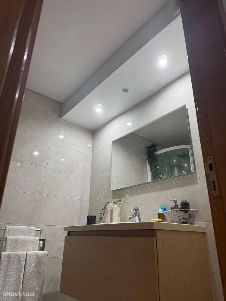 Apartamento T3 com 3 casas de banho e garagem-11