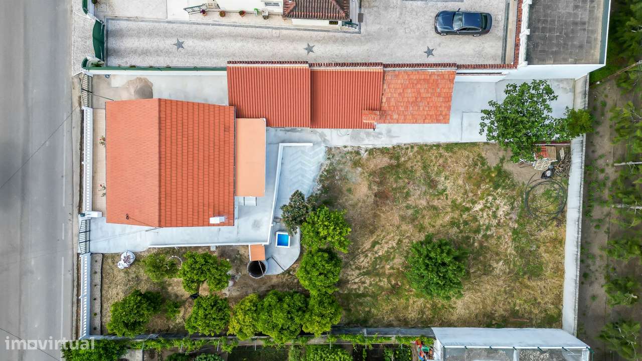Moradia T3 remodelada com Anexos, Garagem e Poço.-42