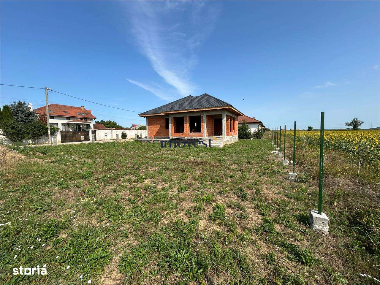 Casa la rosu de Vanzare - Imagine principală: 5/9