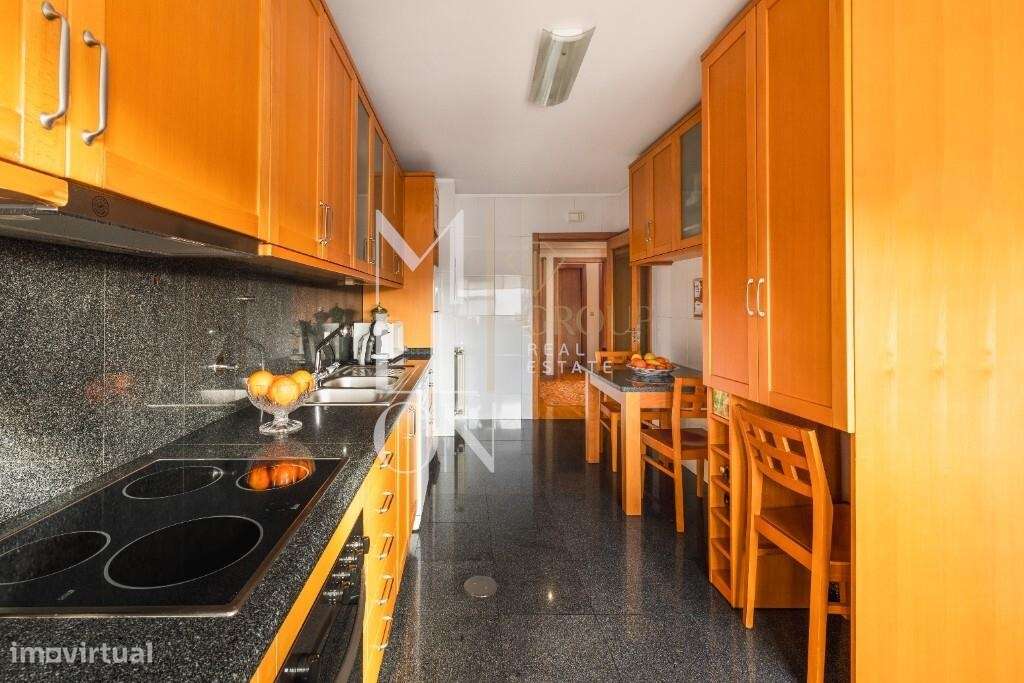 T2 com Suite, Varanda a Sul e Garagem Dupla a 10 min. do Hospital S. J-8