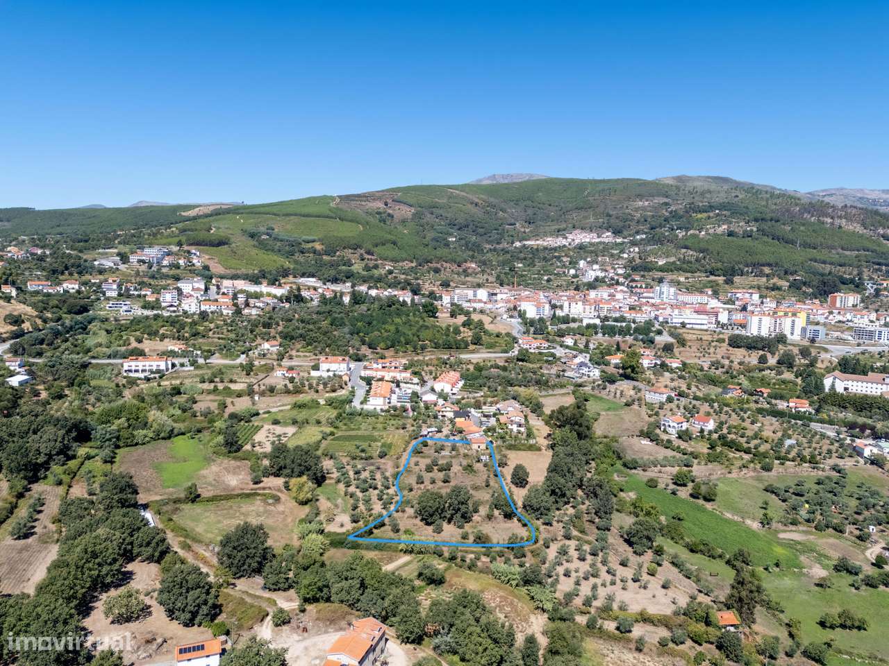Moradia em pedra isolada com piscina e jardim-13