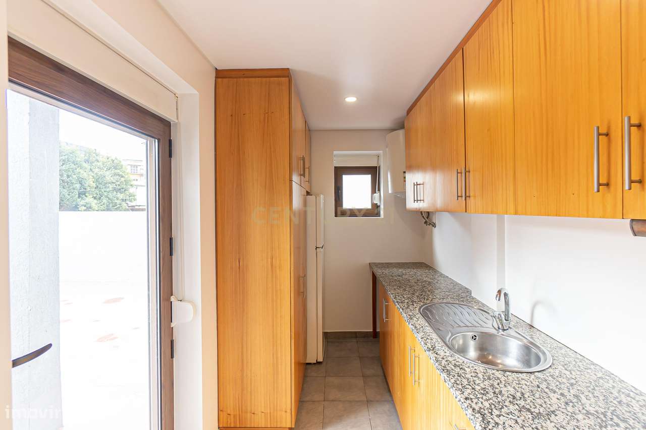 Apartamento T3 com terraço em frente ao metro da Casa da Música-16