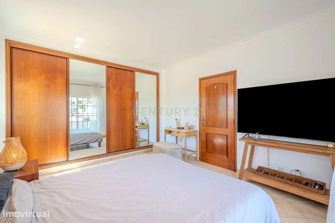 Moradia T2 Geminada C/ 2 Apartamentos Independentes e 238 M2 de Área E-14