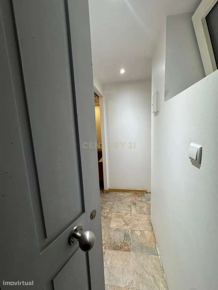 T2 Renovado no centro do Porto – Acesso direto a pátio + arrumo com lu-18