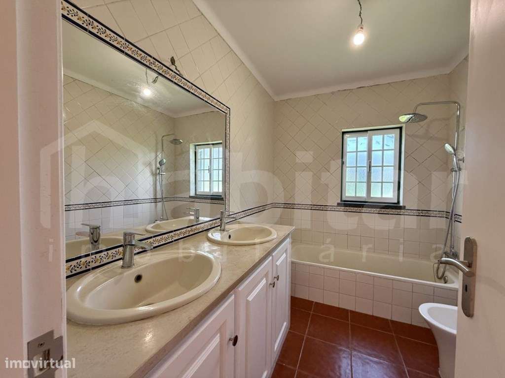 Moradia com Garagem, Piscina e Jardim - Excelente Oportunidade!-16