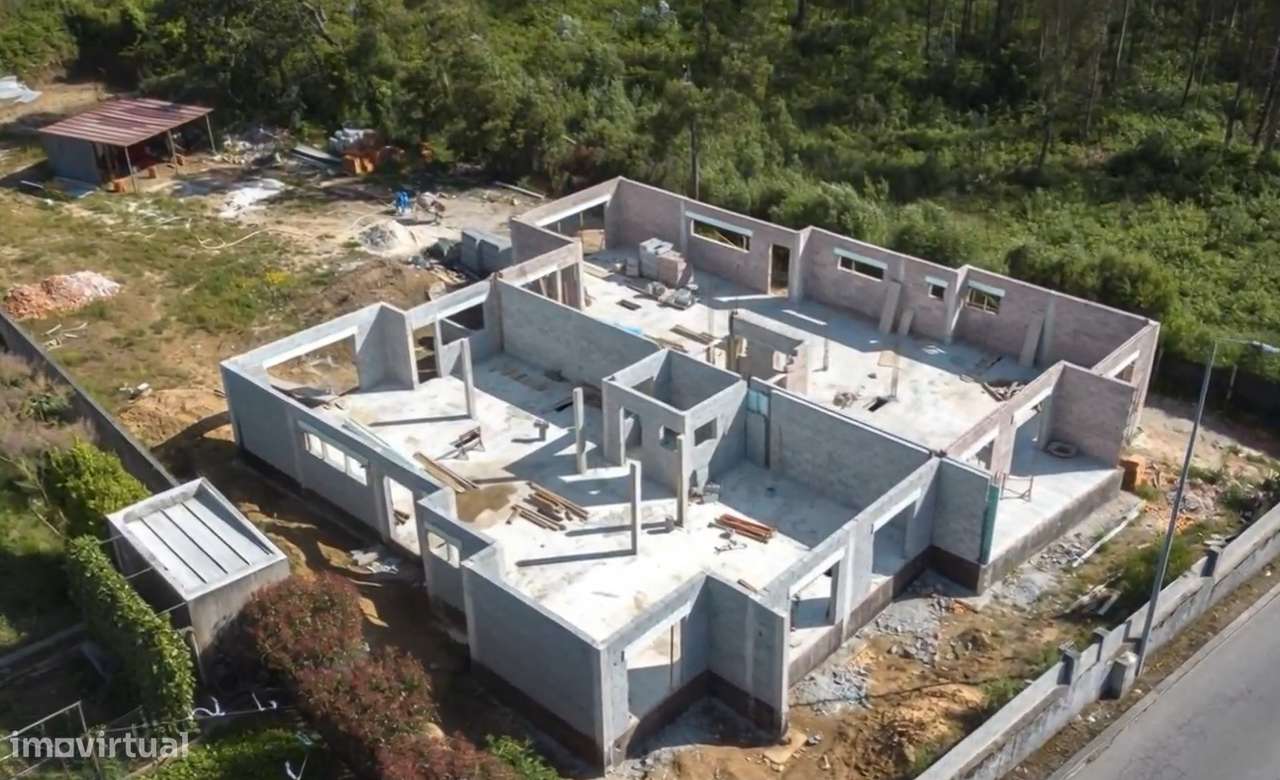 Moradia T4 com Piscina em Grijó – Espaço, Conforto e Privacidade-1