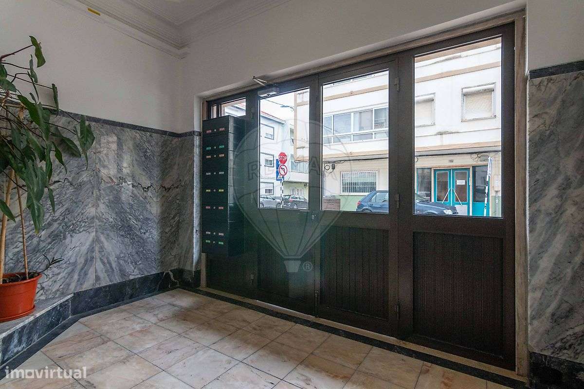 Apartamento T3 remodelado nas Paivas, com logradouro-23