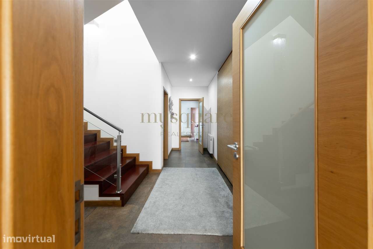 Moradia T4 geminada, com excelentes áreas, a 2 minutos do centro de Sa-11