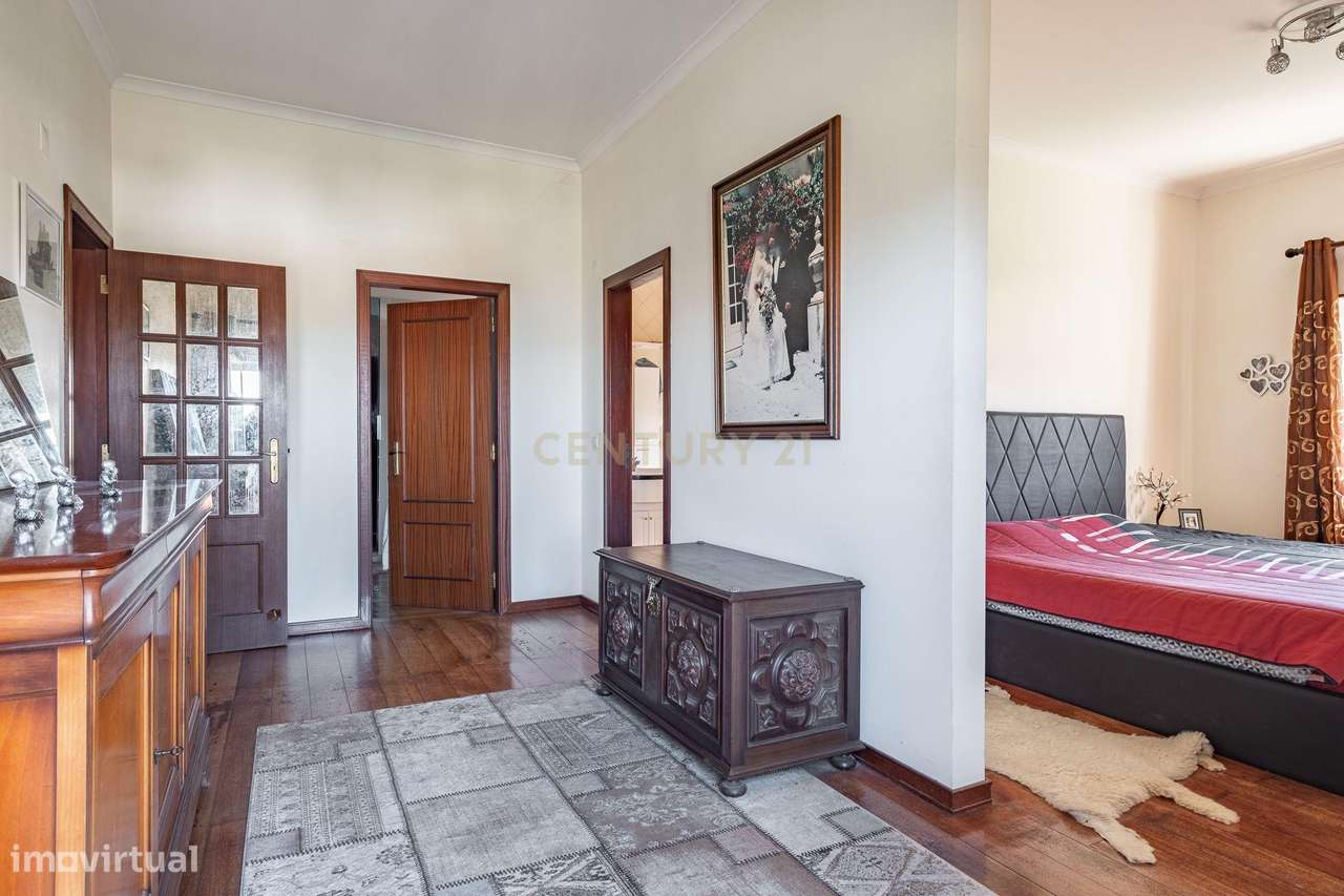 Moradia rodeada pelo campo-24