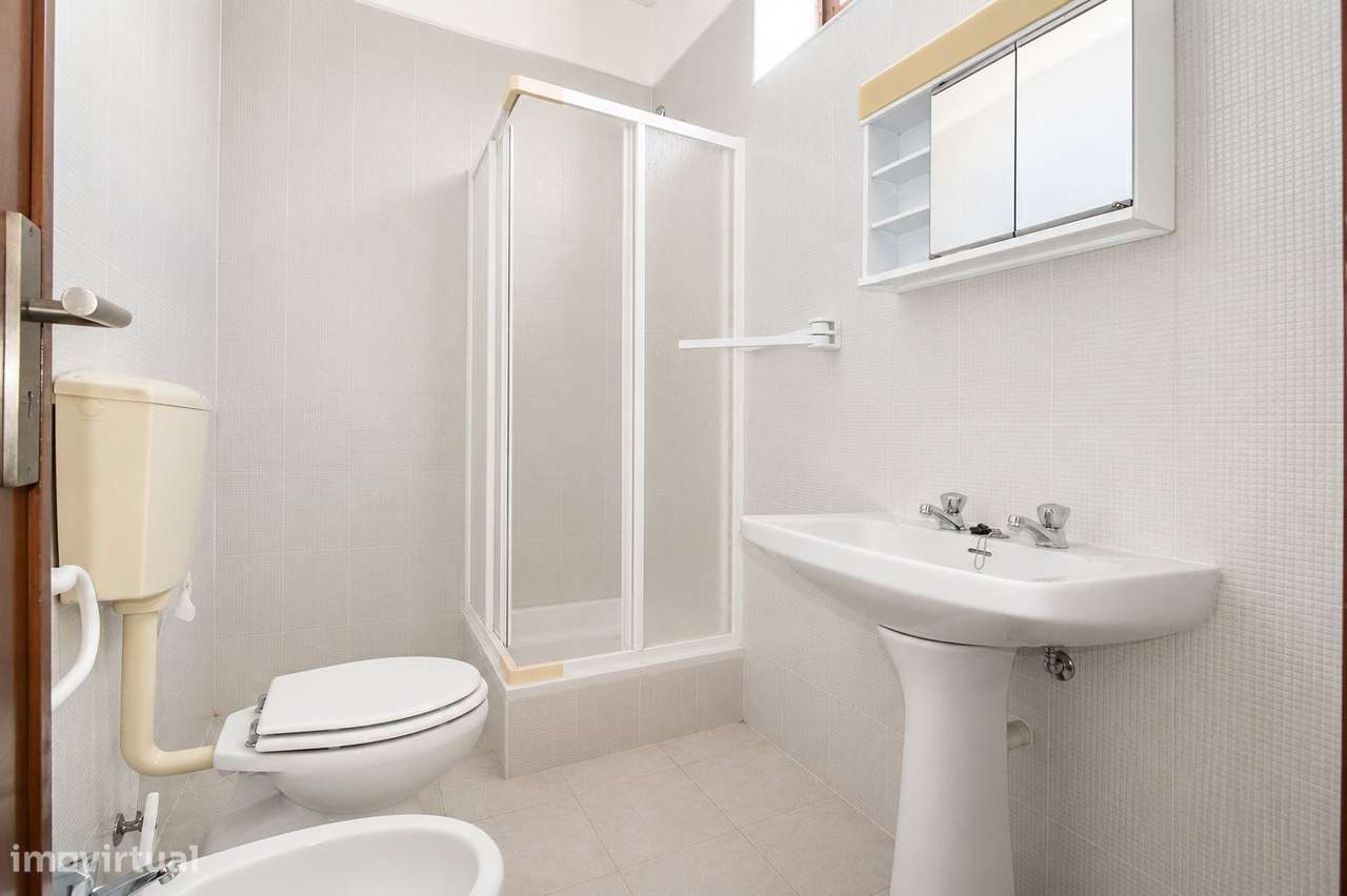 Moradia de Prestígio com T1 Independente, Terraço Panorâmico e Exce...-24