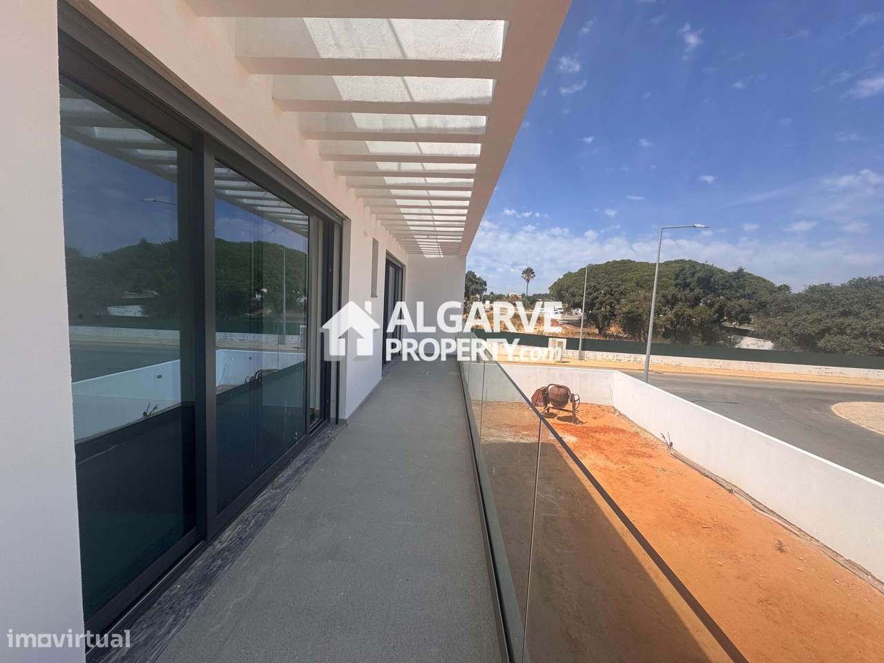 Moradia de Luxo T4 com Piscina e Vista Mar na Guia, Algarve-11