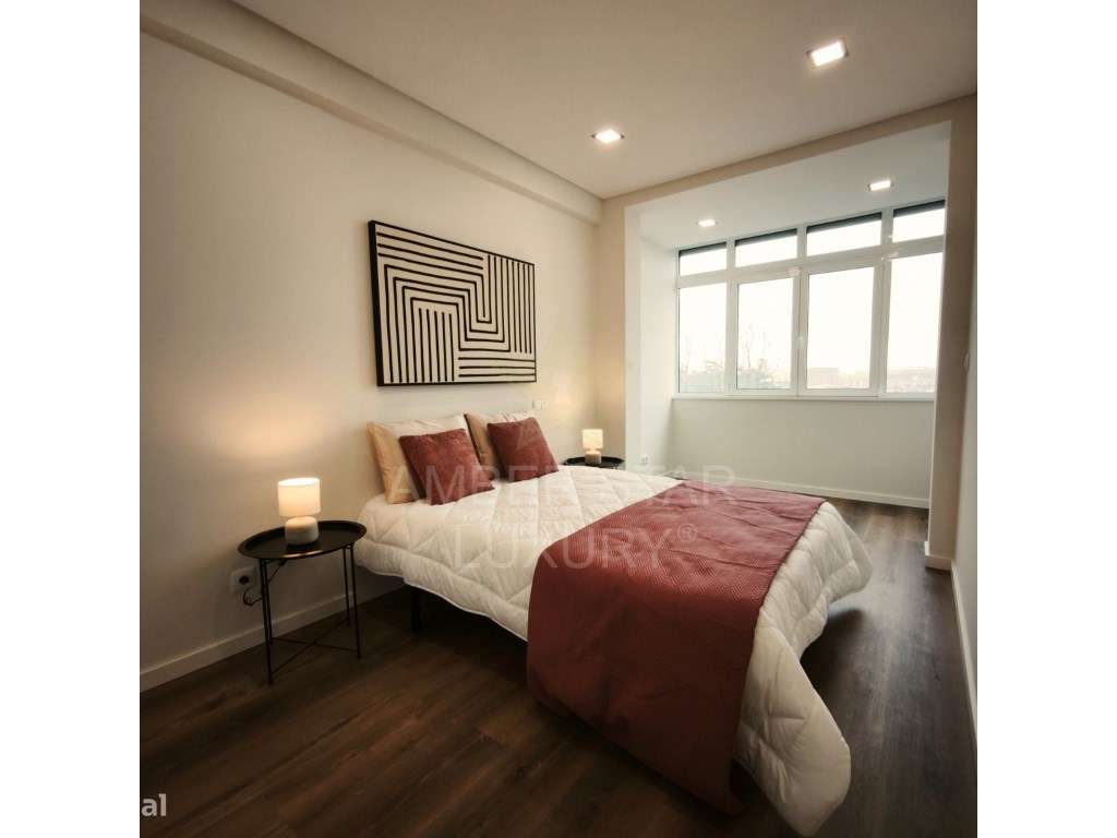 Apartamento T3 Renovado em Benfica com Excelente Luz Natural-10