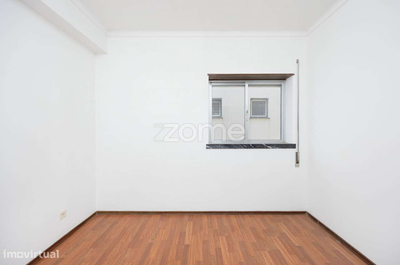 Apartamento T2 no Centro de Porto de Mós-6