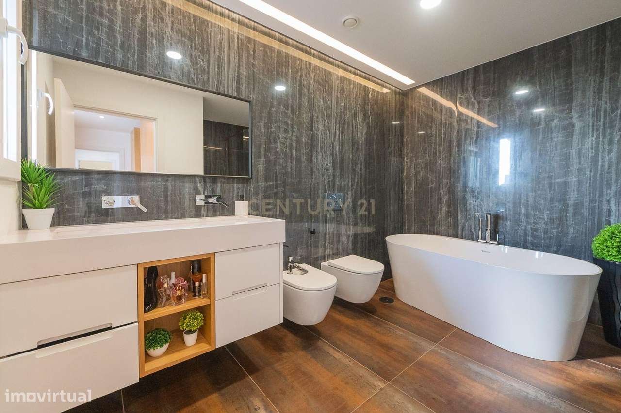 Excelente moradia geminada V4 em Urbanização nova na zona de Albarraqu-53