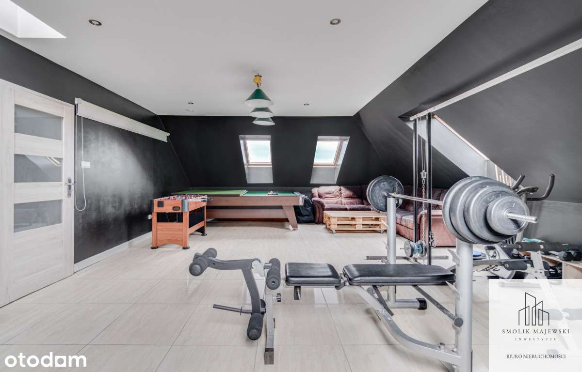 Rezydencja z basenem i pięknym ogrodem-9