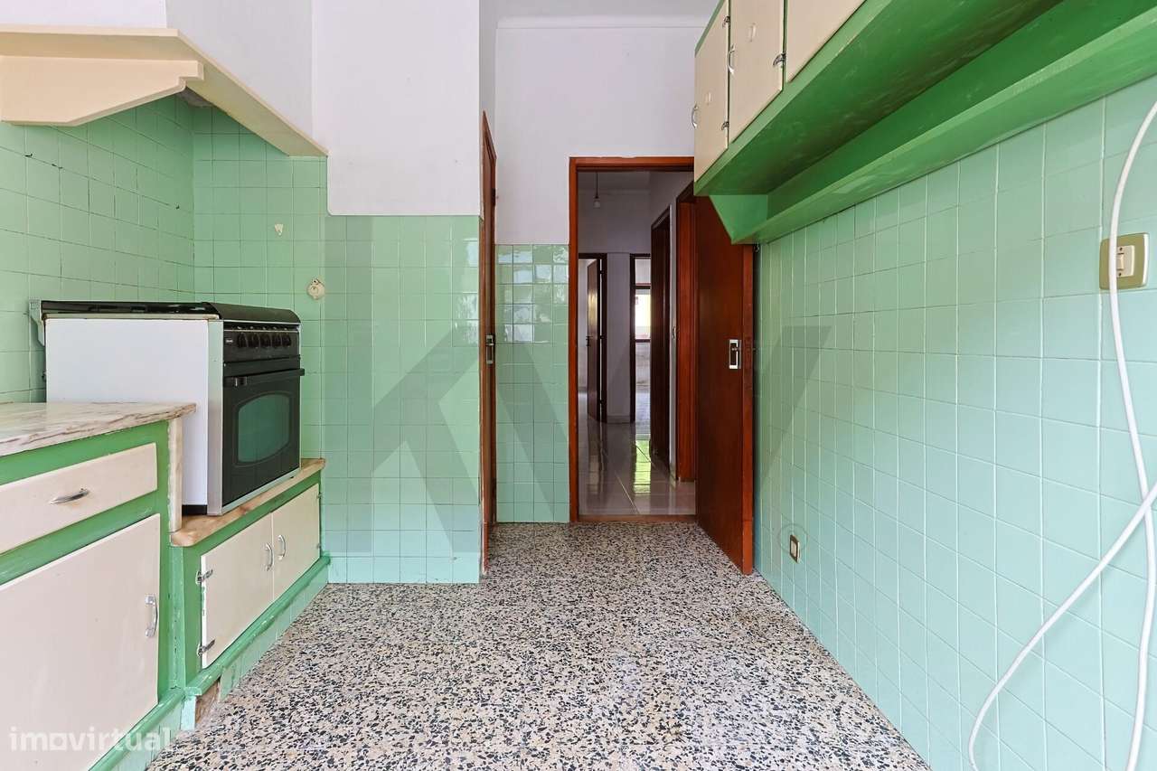 Apartamento T2 para Recuperar – Rua Júlia Franco, Barreiro! - Grande imagem: 3/18