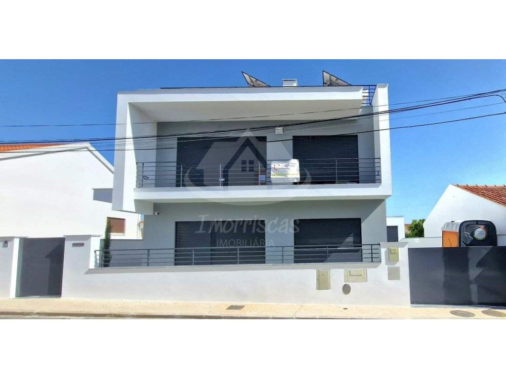 Moradia T4 de 2 pisos com rooftop e vista rio, em Santa I...