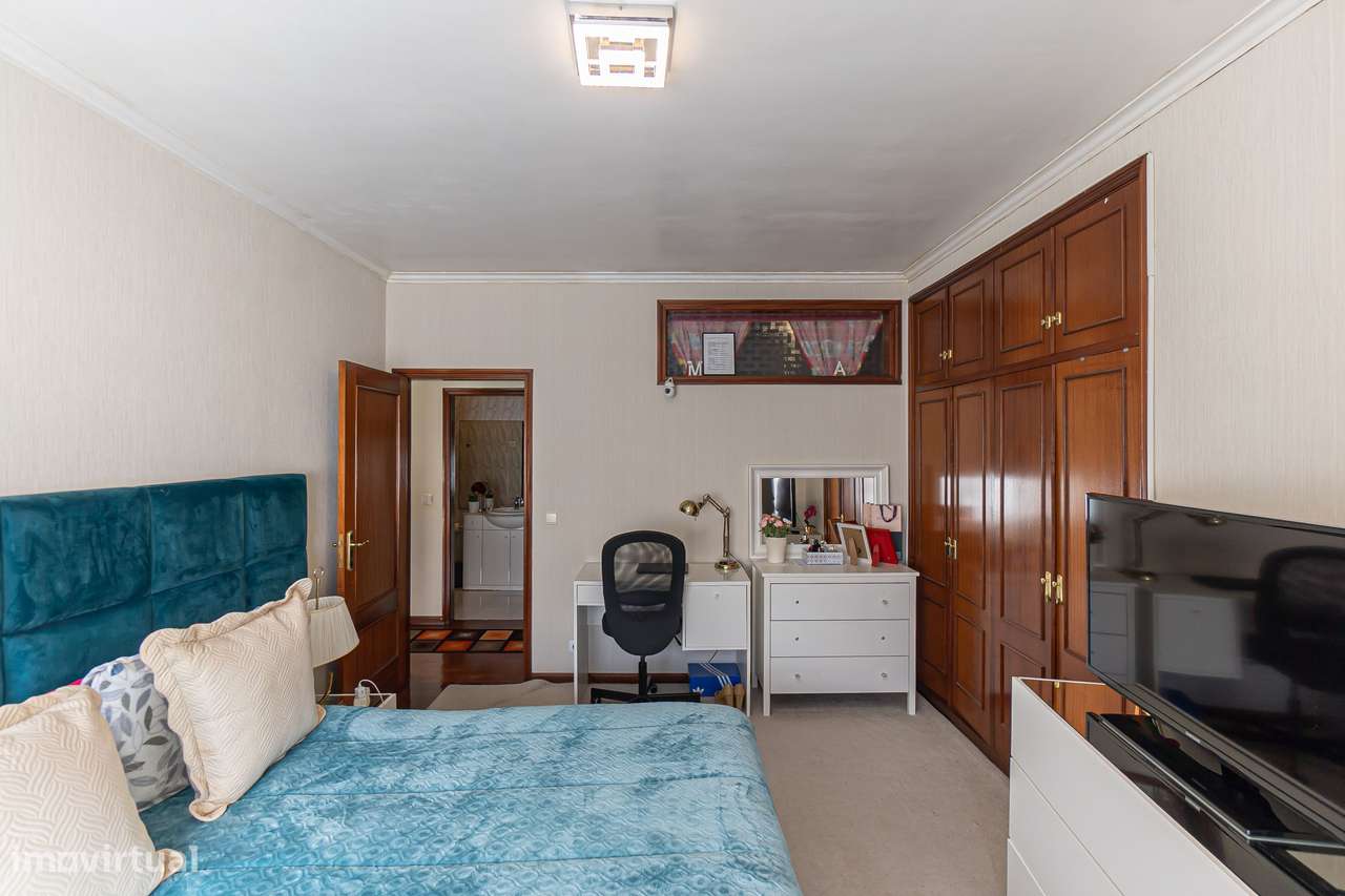 T2+1 com varanda e lugar de garagem em Oliveira do Douro-10