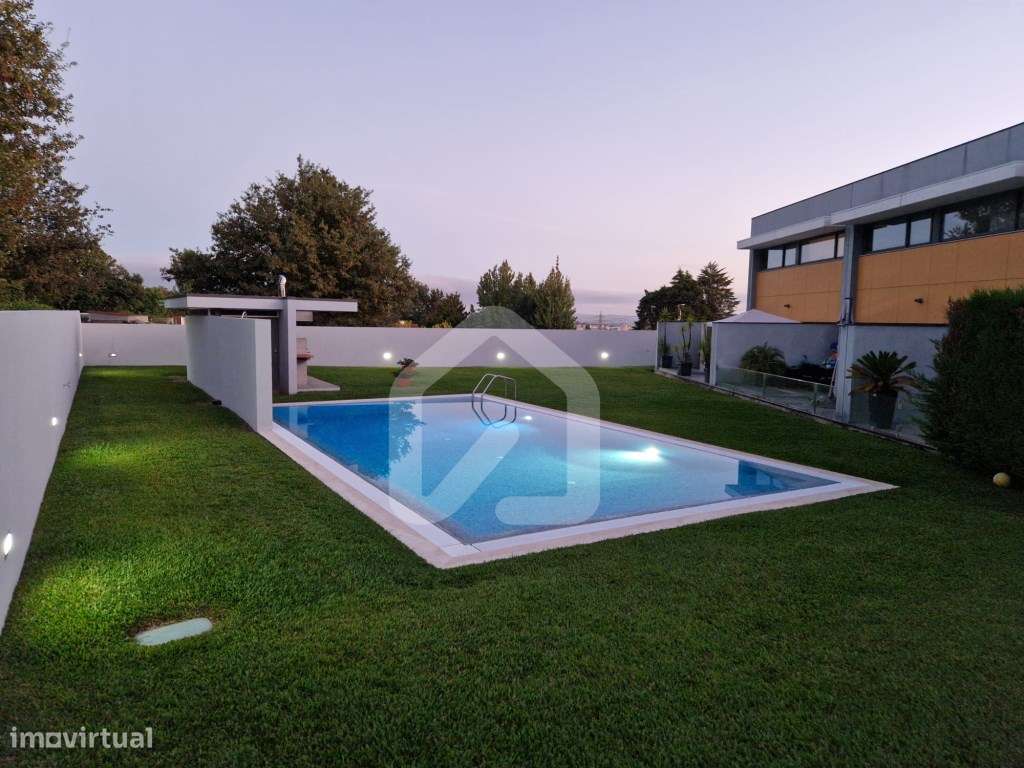 Moradia T3 + T0 em Condomínio Fechado com Piscina à Venda em Vila N...-1