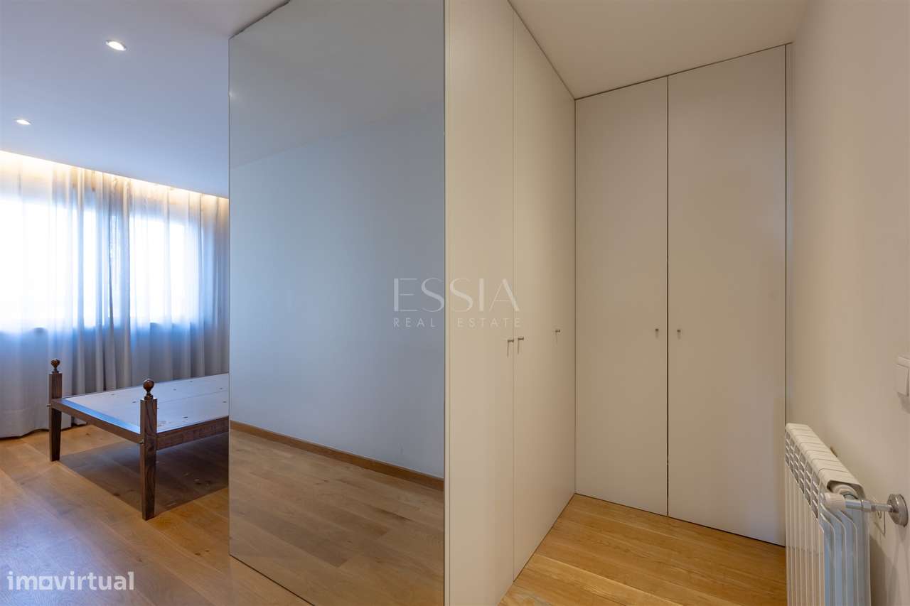 T3+1 com Varanda, 2 Lugares de garagem e Layout Personalizado, Ramalde-25