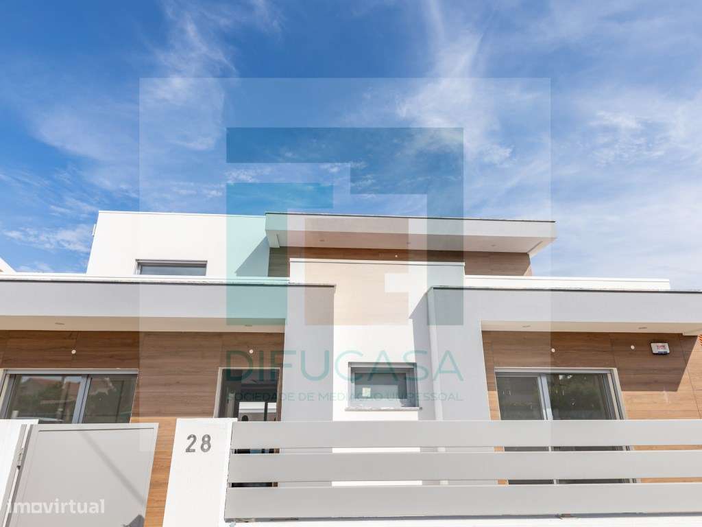 Moradia Isolada T4 Duplex com Piscina e Garagem-56