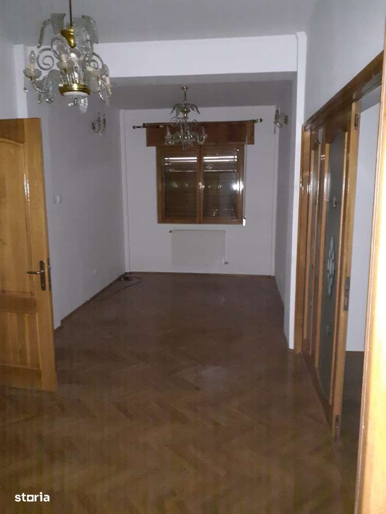 Vila P+1 de vanzare, compus din 9 camere, zona Faleza Nord - Imagine principală: 5/11