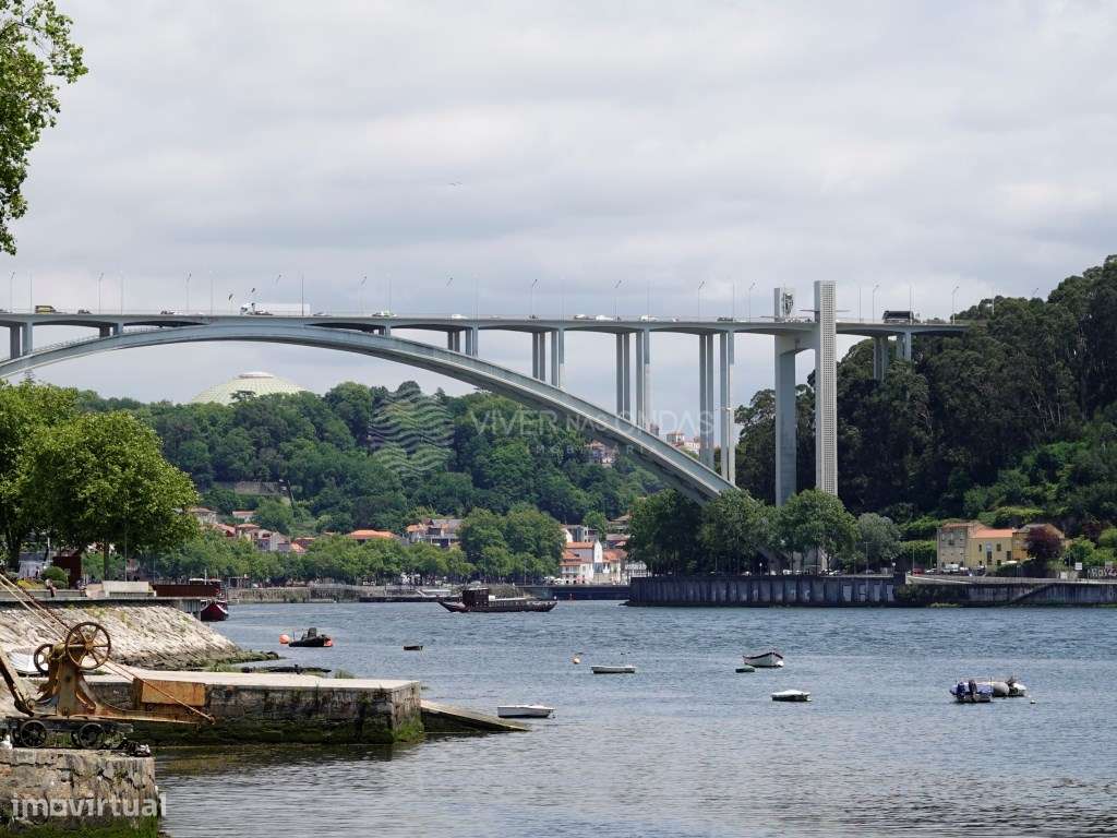 Apartamento T4 com 2 lugares de parqueamento e arrecadação.-48