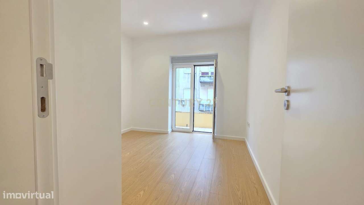 Apartamento T2 Renovado, Rua 9 de Abril em Mina de Água, Amadora - Grande imagem: 2/32