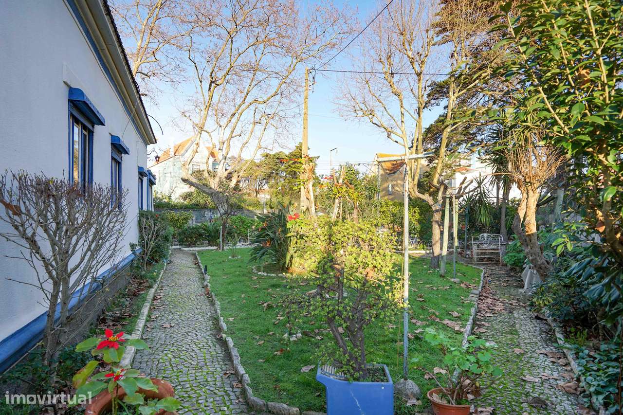 Moradia independente T6, situada no coração da linha de Cascais, junto-44