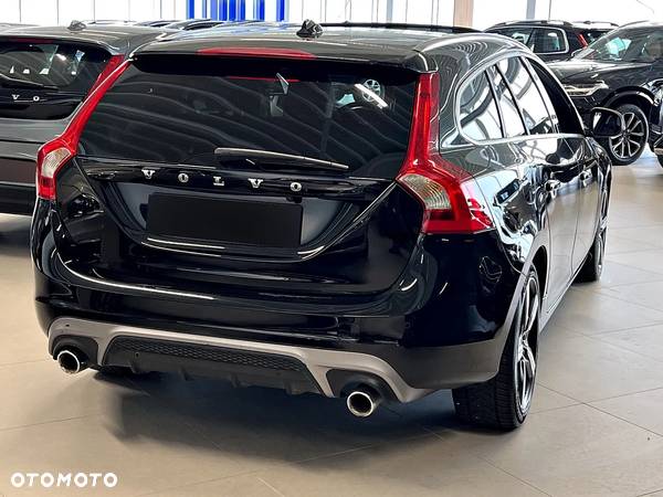 Volvo V60 D4 R-Design - 3