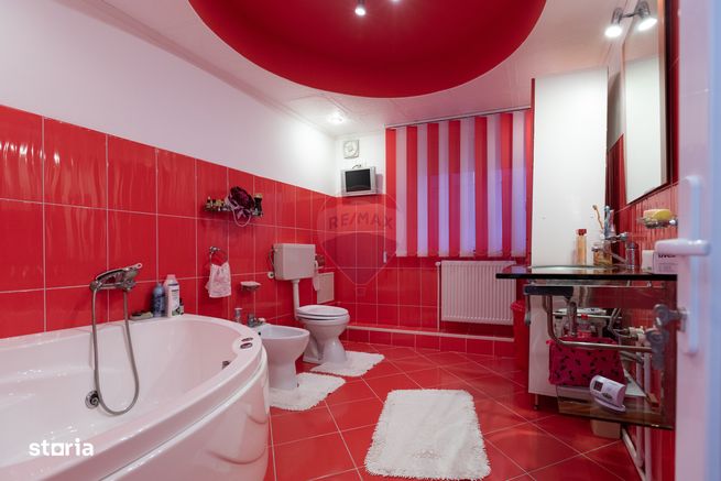 Casă / Vilă cu 6 camere de vânzare | Calea Moinești - Mărgineni-7