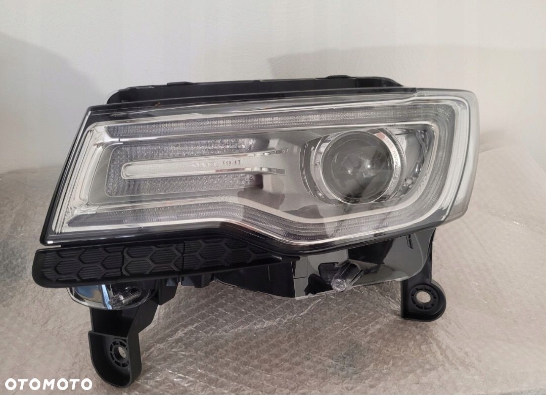 JEEP GRAND CHEROKEE WK2 LAMPA PRZOD XENON LED NIESKRETNA - 1