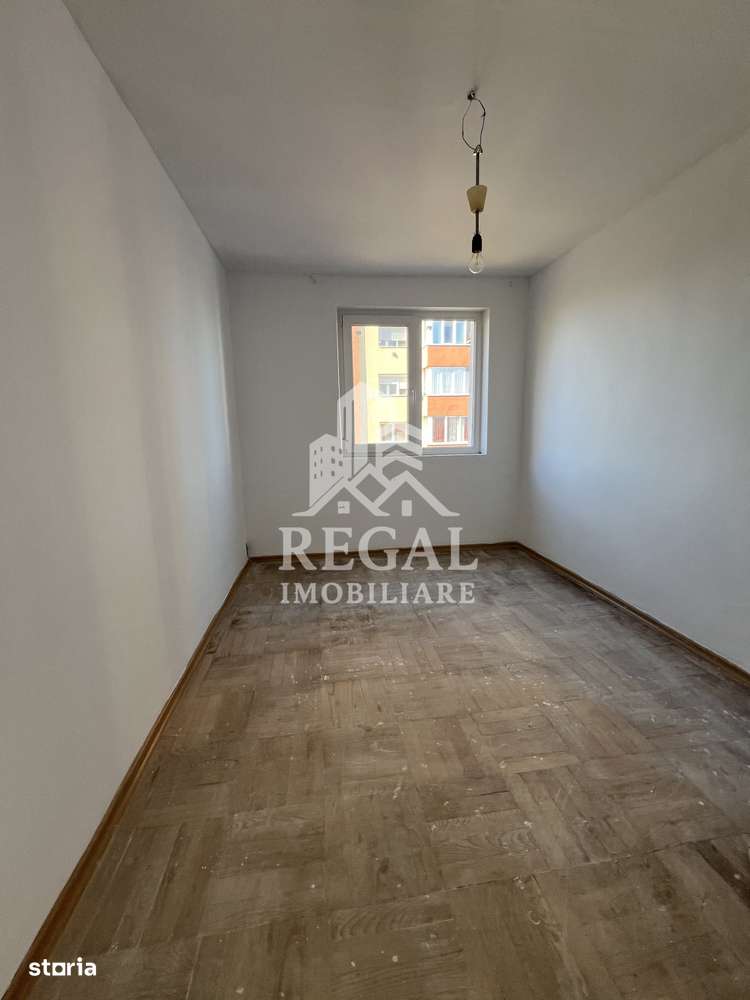 Apartament 3 camere de vânzare – Micro 7 - Imagine principală: 3/8