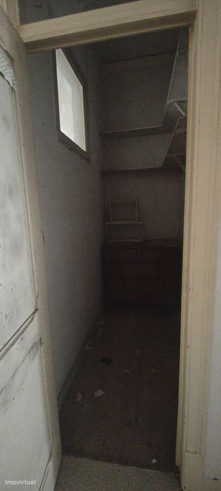 Apartamento T3 com varanda em Avenidas Novas, para remodelação total.-47
