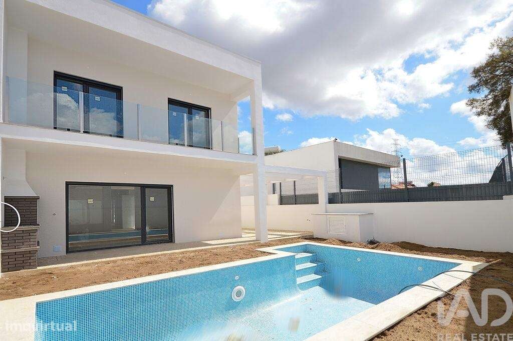 Casa Villa T4 Em Fernao Ferro De 185 00 M2