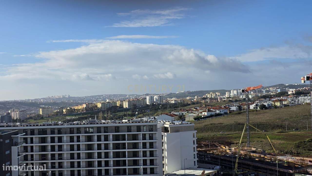 Apartamento T5 Duplex com Vista Panorâmica em Loures-30