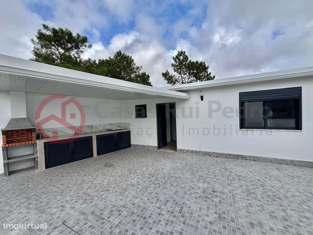 Terreno com moradia isolada, renovada, em Fernão Ferro, Seixal - Grande imagem: 4/24