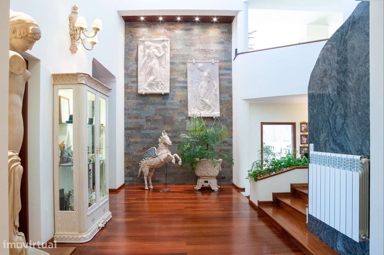 Moradia T6 Exclusiva com terreno de cerca 4.000 m² e Piscina Privada e-11