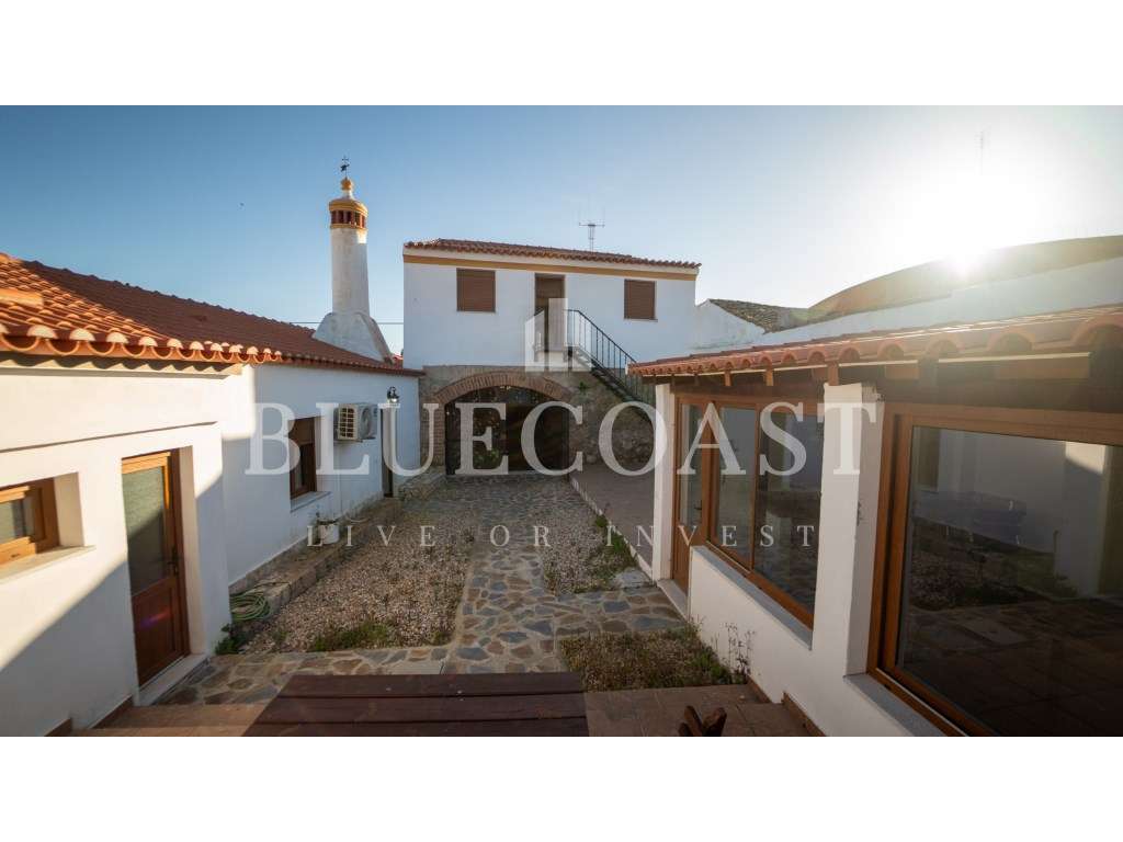 Moradia Rústica Alentejana com Anexo e Espaço Exterior-0