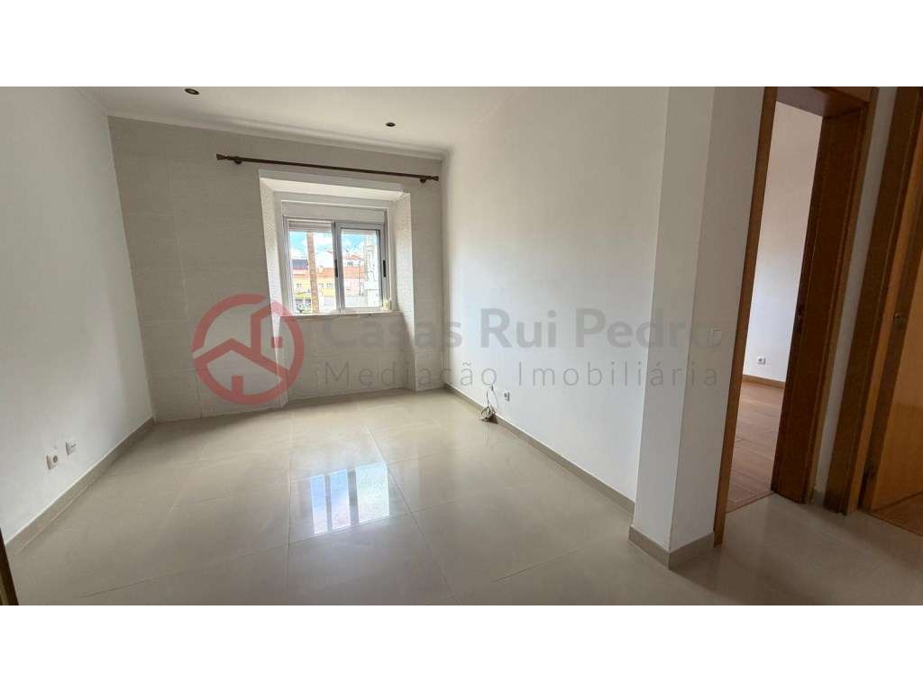Apartamento T2 com logradouro e churrasqueira na Cova da Piedade, A...-9
