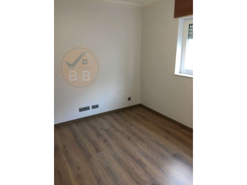 Apartamento T3 com garagem em Valbom-11
