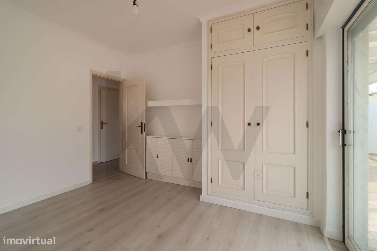 Apartamento T2 exclusivo no último piso do Edifício Royal com terraço-11