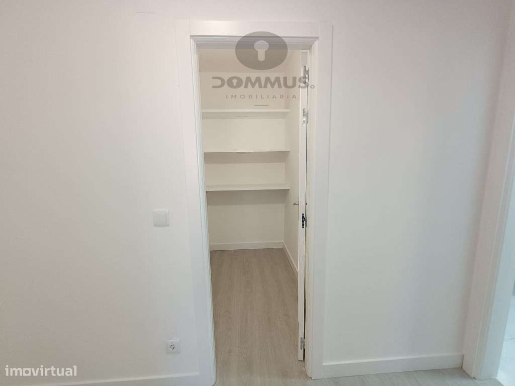 Apartamento T2 Remodelado c/ Arrecadação em São Marcos-12