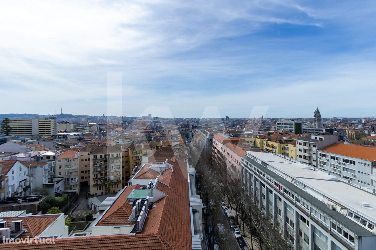 PENTHOUSE ESPAÇOSA COM VISTA PANORÂMICA NO PORTO - EXCLUSIVIDADE NA RU