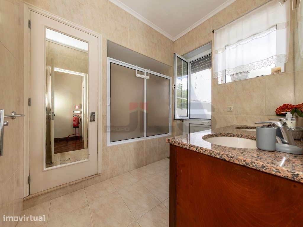 Moradia c/ Licença AL e Garagem junto à Av. Marginal - Ponta Delgada-19