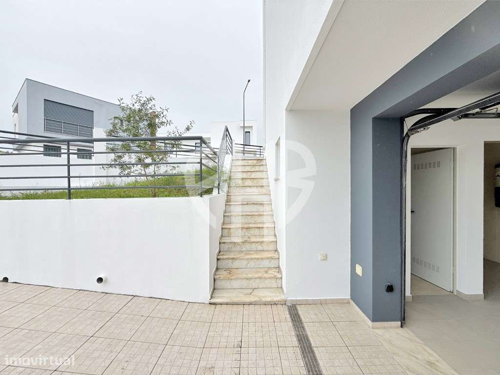 Exclusiva Moradia T5 de Arquitetura Contemporânea em Almada - Feijó-59