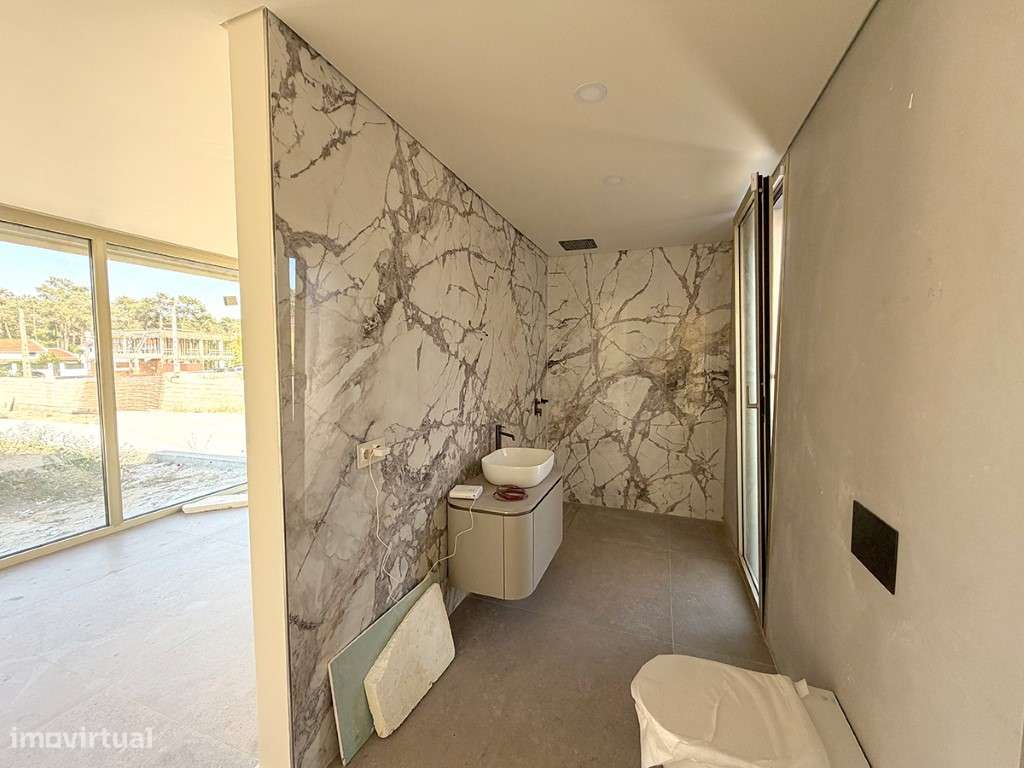 Exclusiva Moradia Isolada T4 com 3 Suítes, Piscina Privada e Garage...-7