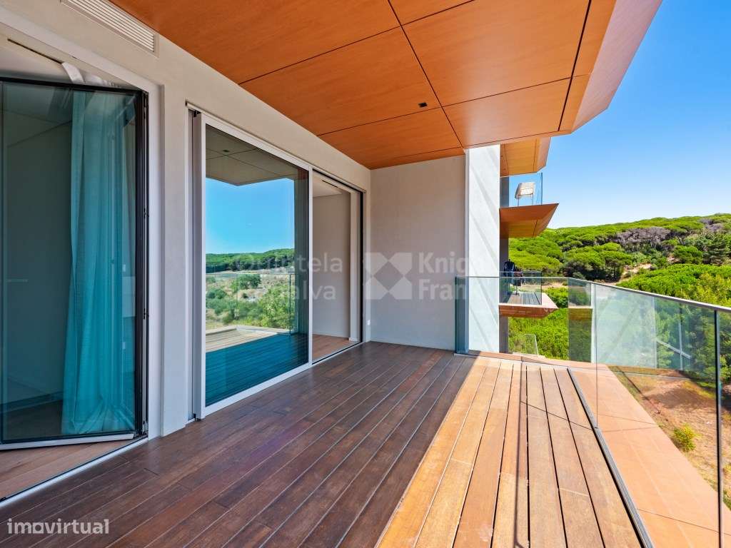 Apartamento T2 com terraço e garagem entre Monsanto e Miraflores-0